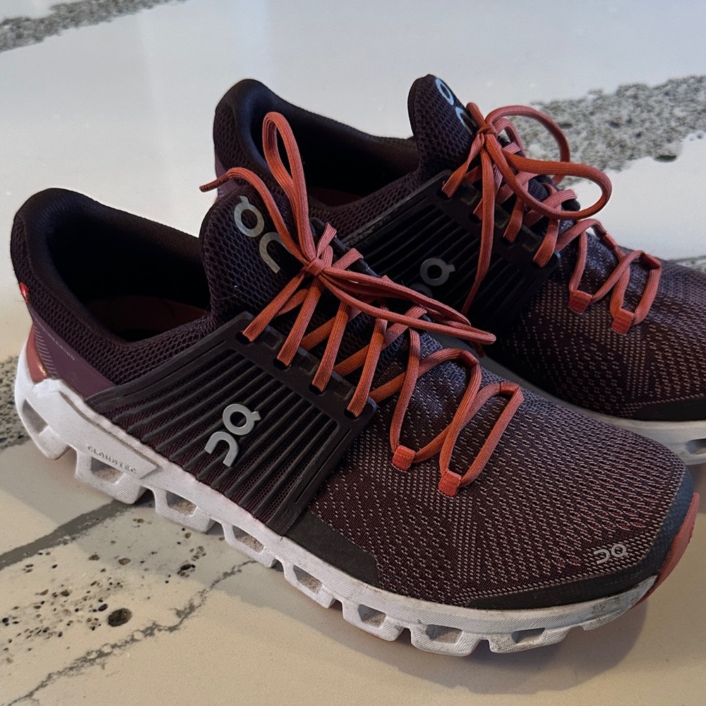 On cloud Running Burgundy sneaker Athletic Shoes 8.5 like new